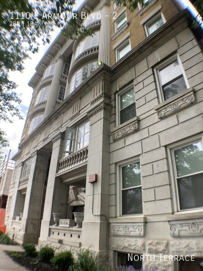 Building Photo - Big, Dreamy, VINTAGE 2BR Apartment - Near ...