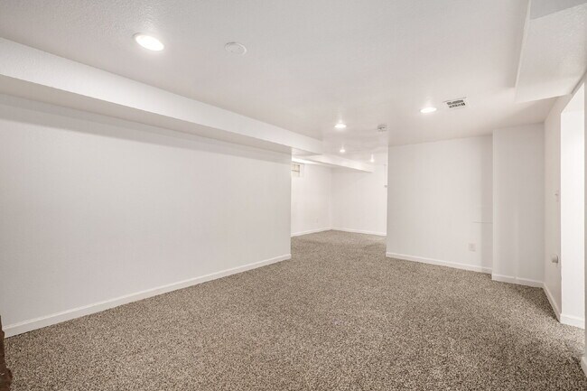 Building Photo - "Charming 3-Bed, 2-Bath Haven in Englewood – 1,499 Sq Ft of Comfort!"