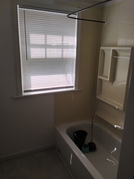 Building Photo - 701 Orchard St