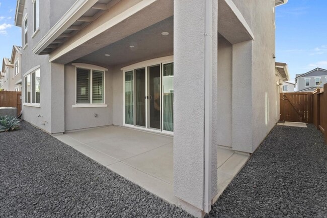 Building Photo - AVAILABLE 08/01/2026 3 YEARS NEW, BUILT BY LENNAR HOMES, 4 BED, 3 BATH, 2 CAR GARAGE