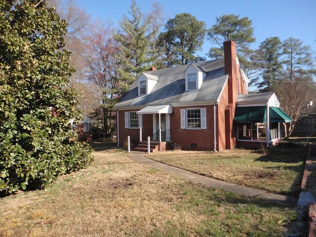 Building Photo - 3 BR/ 1.5 BA Brick Three Bedroom Cape Cod ...