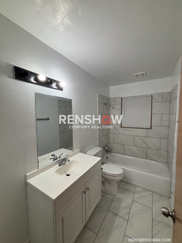 Building Photo - 4593 Wooddale Ave