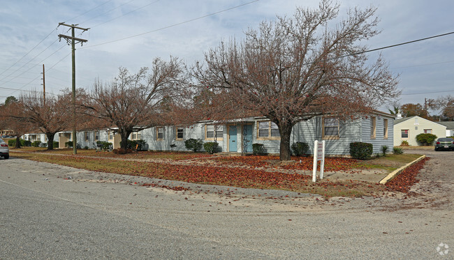 Building Photo - Pinewood Apartments