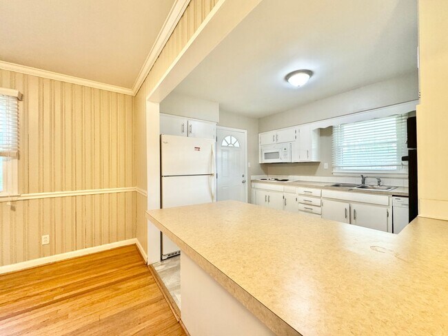 Building Photo - Charming 2BR with Refinished Hardwoods