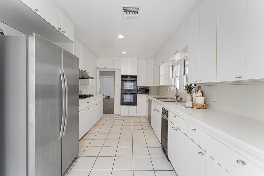 Building Photo - 332 S Crescent Dr