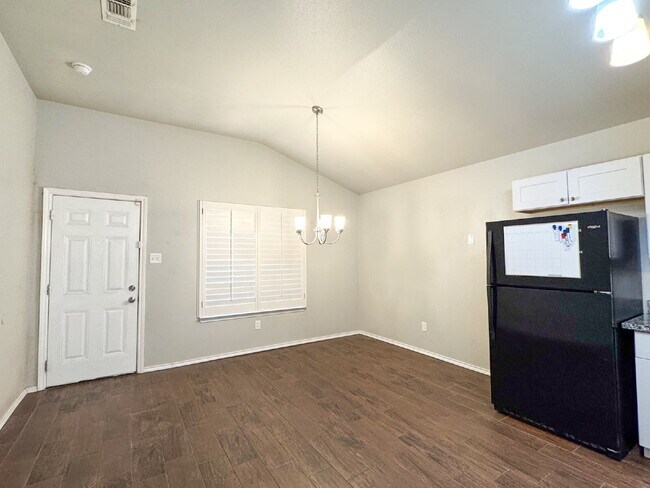 Building Photo - 3-Bedroom Home in Milwaukee Ridge HOA