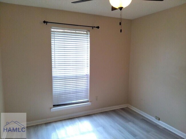 Building Photo - 905 King Air Ct