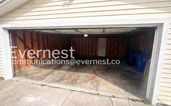 Building Photo - 16913 Lotus Dr