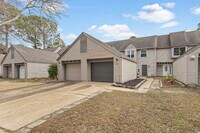 Building Photo - !Wow! Updated townhouse for rent Virginia Beach