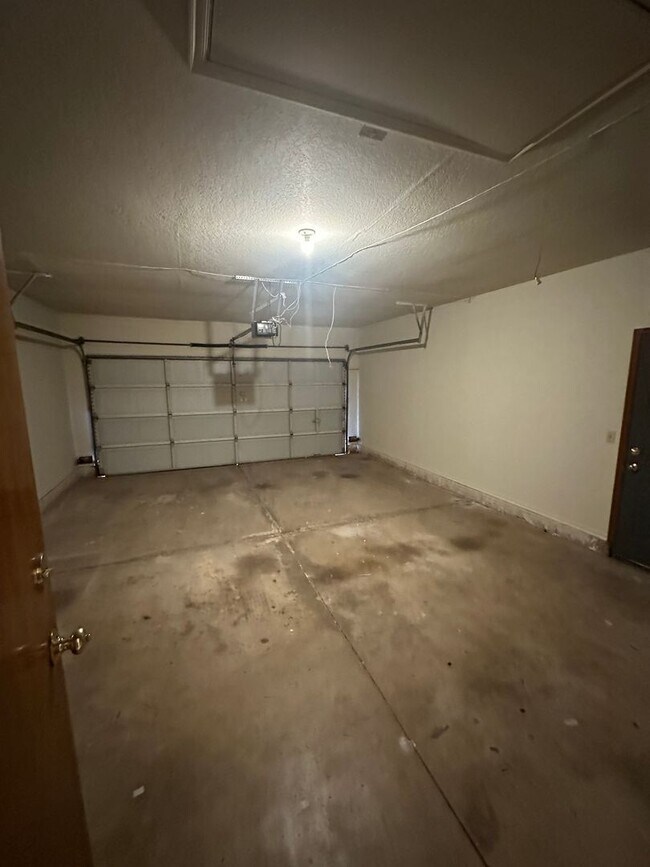 Building Photo - 4 Bed, 2.5 Bath Brick home with 2 car garage