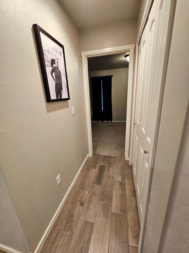 Building Photo - Open & Airy 3 Bedroom/2 Bath Home with Refrigerated Air