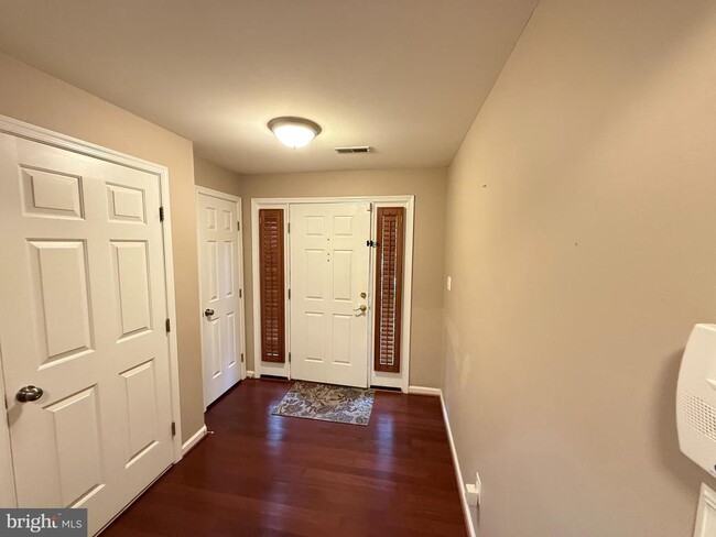Building Photo - 2539 Banshire Dr