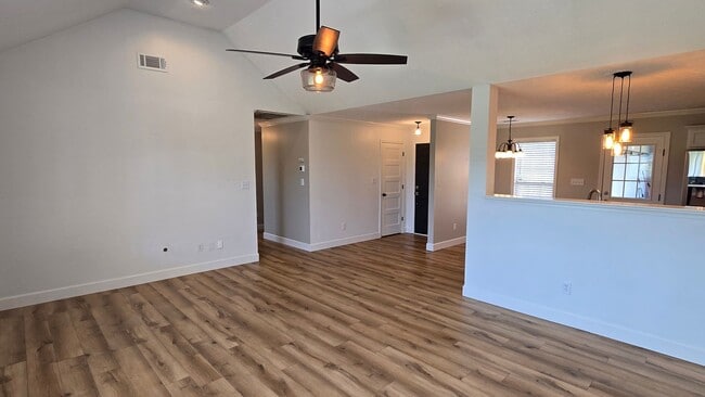 Building Photo - Beautiful home just minutes to Medina Middle School with Lawn care included