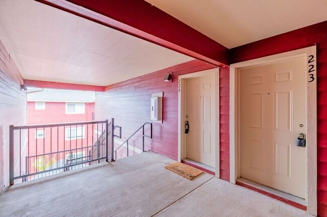 Building Photo - 13001 S Crompton Lane