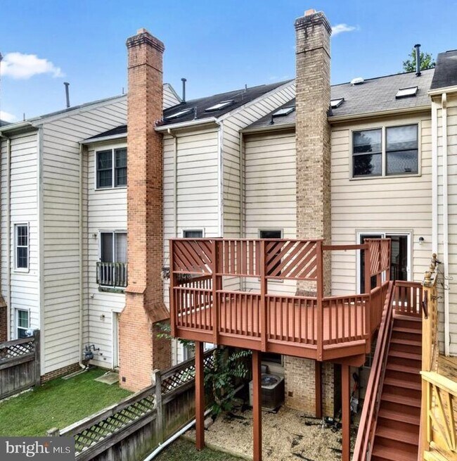 Building Photo - 106 W Locust St