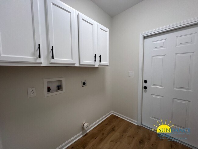 Building Photo - 3 Bedroom Smart Solar Home in Crestview!