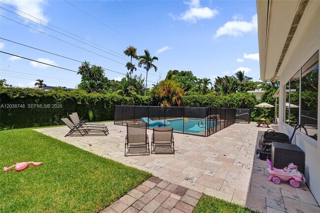 Building Photo - 2025 Alamanda Dr