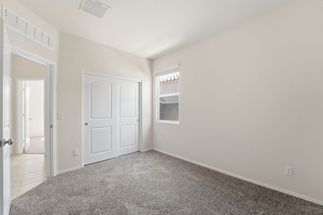 Building Photo - Stylish 3BR Home with Granite Counters + Community Parks & Splash Pads