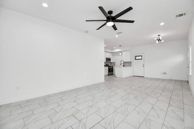 Building Photo - 9003 Prairie View Dr