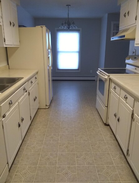 View of kitchen & dining area - 4500 S Poplar St