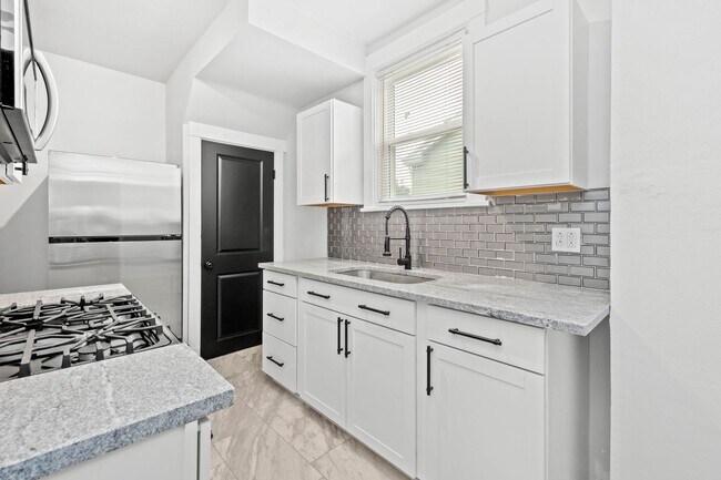 Building Photo - SCORE 1ST MONTH'S RENT FREE IF SIGNED BY AUGUST 7! Spectacular 3 bedroom home in Carrick availabl...