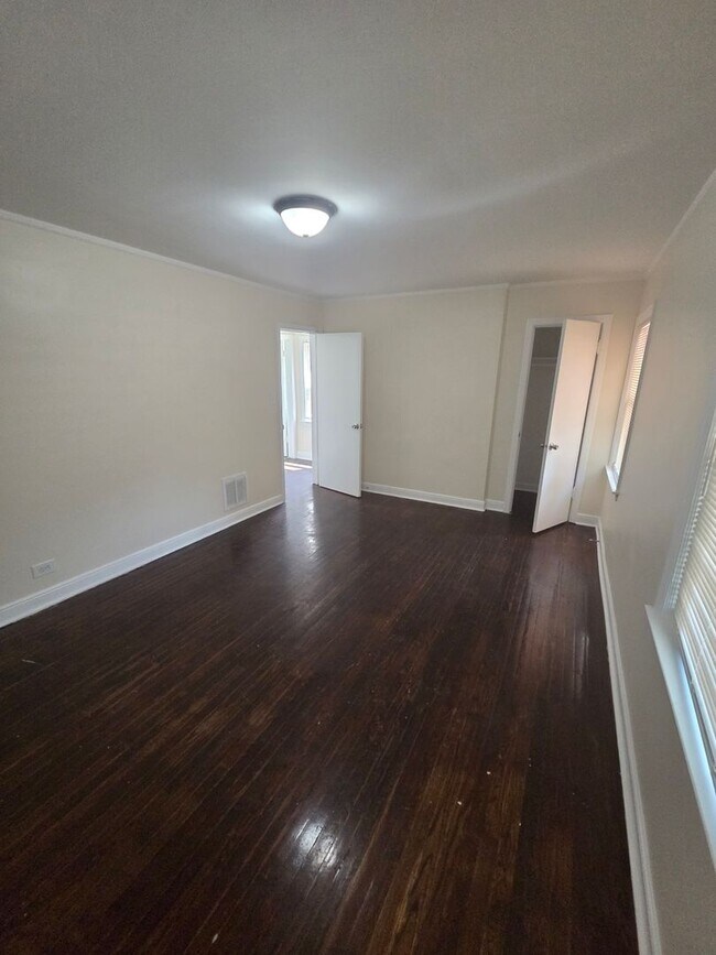 Building Photo - Charming 4BR Home with Spacious Layout, Mo...