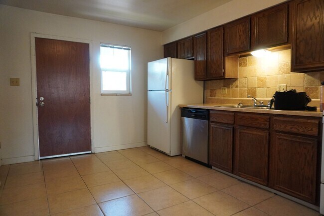 Building Photo - $500 OFF 1ST MONTH! $1,695/MO (GAS, WATER, SEWER & TRASH INCLUDED)  Look & Lease Special: Apply w...
