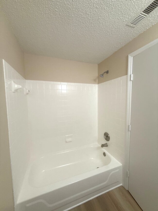 Building Photo - Renovated condo in Colville Ii!