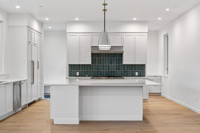 Building Photo - LUXURY LIVING 5 Bed 5 Bath New Home Located In Boulder- Available now!