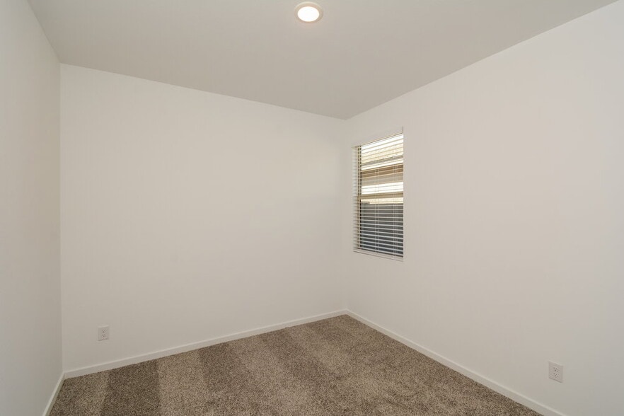Building Photo - 12641 W Daley Ln