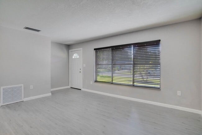 Building Photo - Updated 3/2 Pool Home in Apopka (Mt. Plymo...