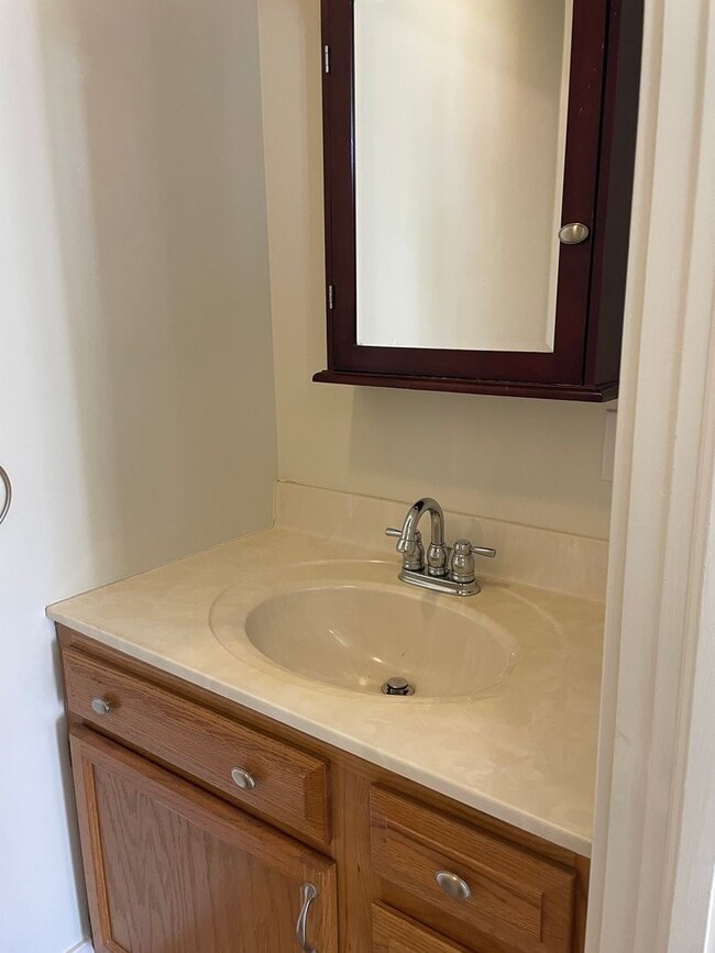 Building Photo - Charming & Well-Maintained 2-Bedroom, 1.5-...