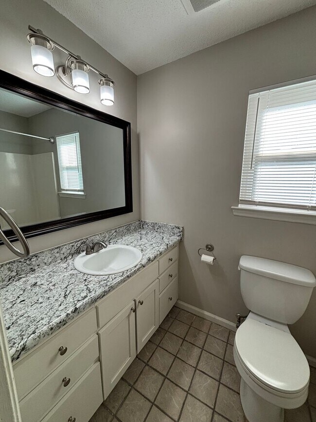 Building Photo - Don’t Miss Out on This Charming 3 Bed, 2 B...
