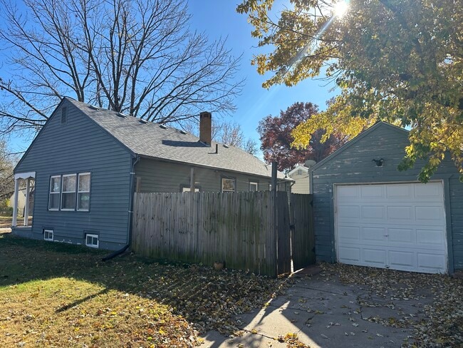 Building Photo - 957 N Ridgewood Dr