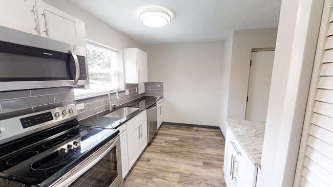 Building Photo - MOVE IN SPECIAL!!  FREE MONTH'S RENT!!  Mo...