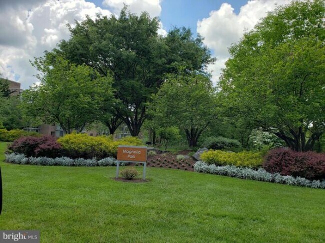 Building Photo - 3221 S Leisure World Blvd