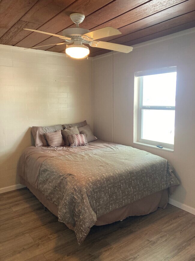 Building Photo - 15848 Lake Iola Rd