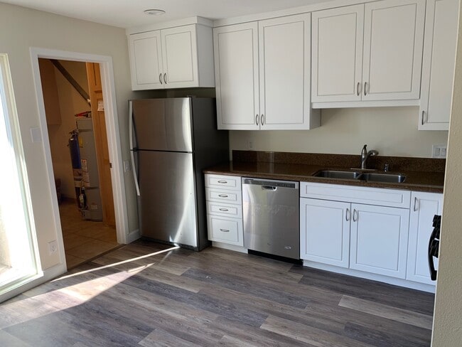 Building Photo - 16765 Barefoot Cir