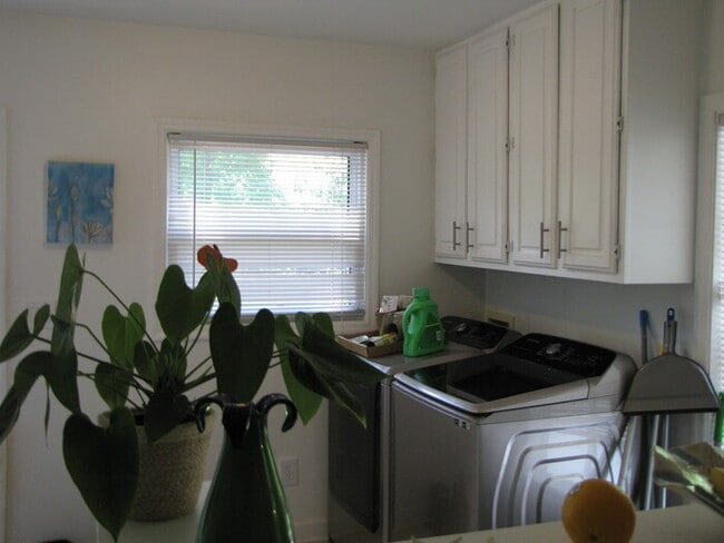 Building Photo - 3608 Knollwood Dr