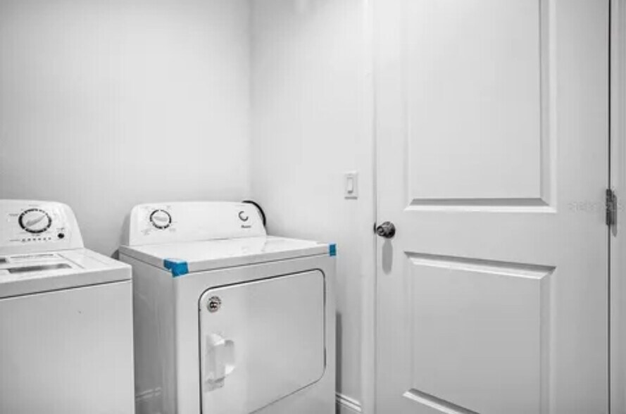 Building Photo - 415 Lark Ct