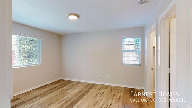 Building Photo - 15033 Hartland St