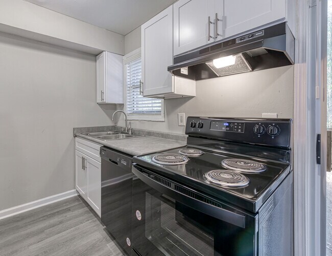 Kitchen - Maple Lakes Townhomes