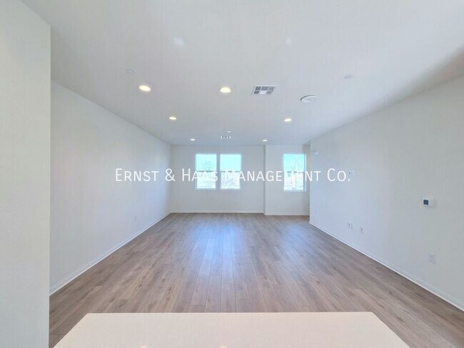 Building Photo - 2420 E Lincoln Ave