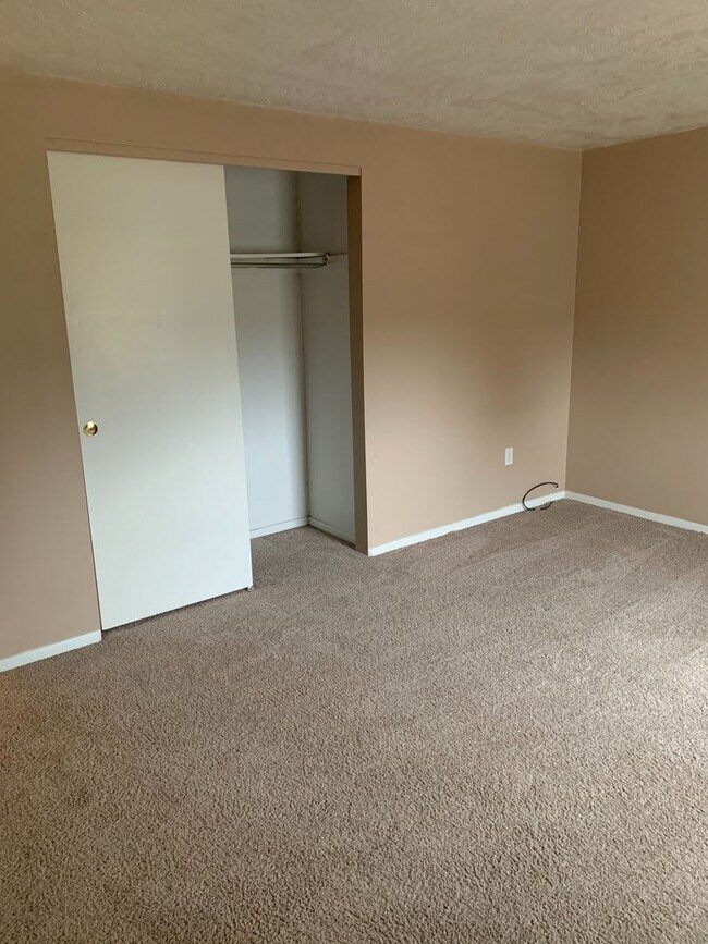 Building Photo - Large 2 Bedroom 1 Bath Apartment
