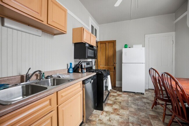 Building Photo - 6 bed/2 bath on Wheeler St., Mins. from UC for Only $650/pp ($3900/mo)!