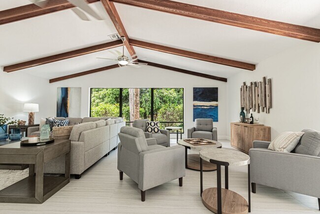 Building Photo - Newly Renovated 3 Bedroom Pool Home in Des...