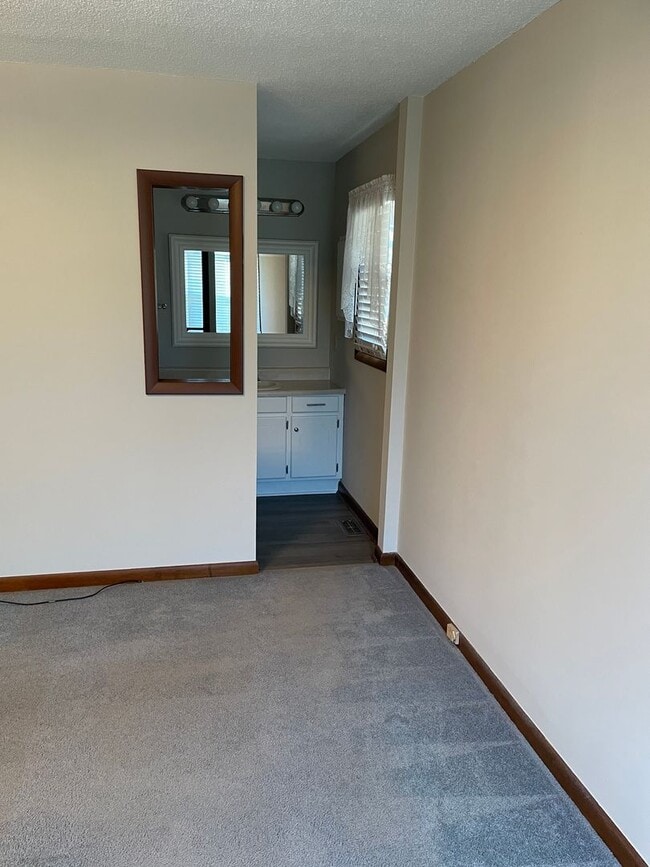Building Photo - 3 Bedroom / 2 Bath Ranch