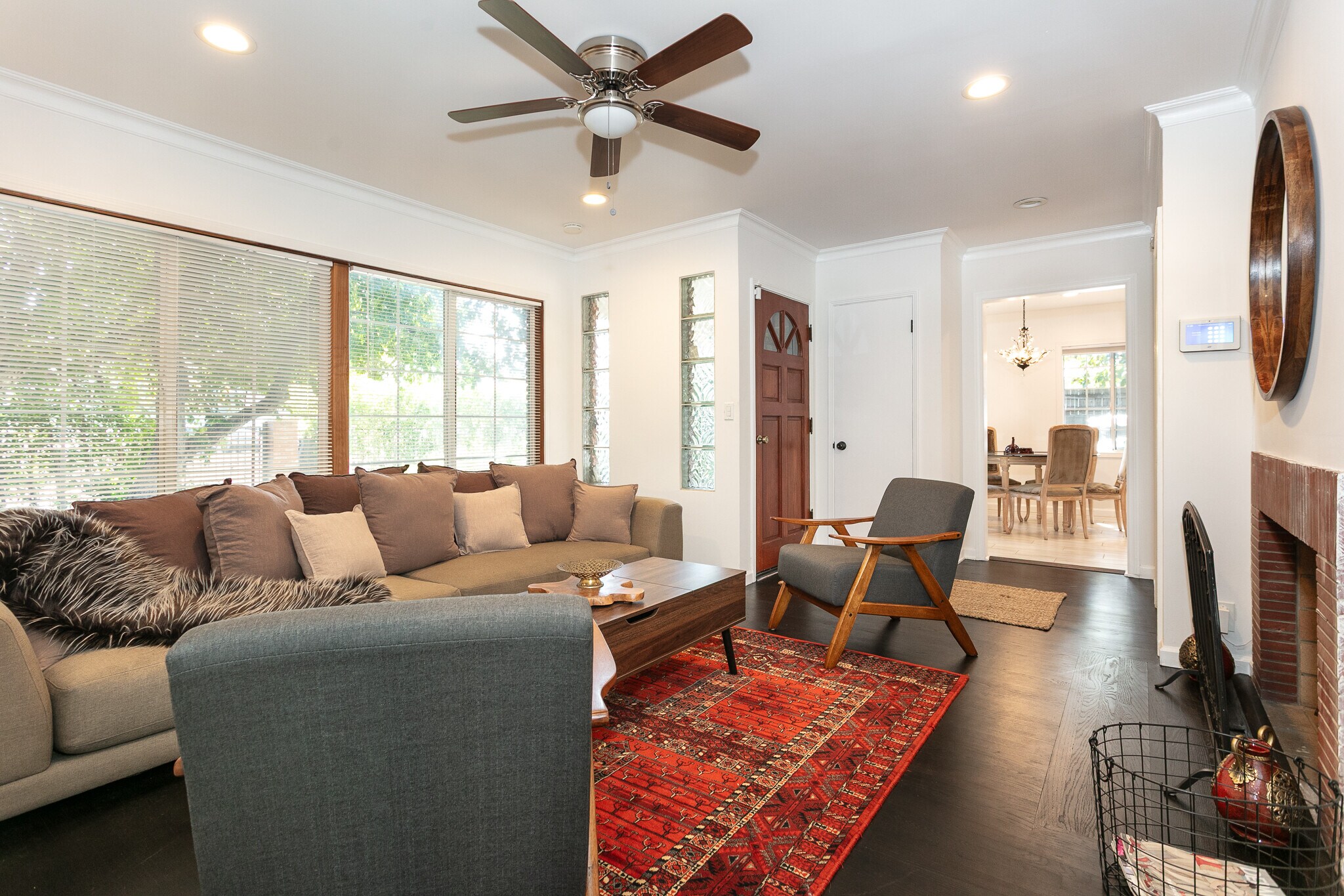 Family Room - 5825 Fulton Ave