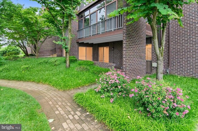 Primary Photo - 25 Stonehenge Cir