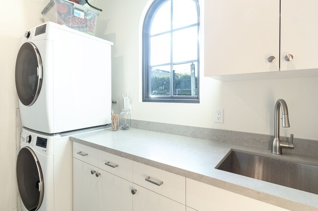 Building Photo - 3-Bed + 2-Bath Home | Midtown Ventura | Unfurnished